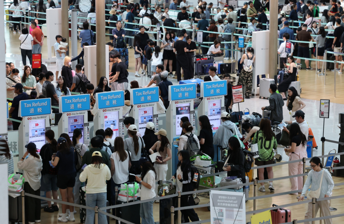 (인천공항=뉴스1) 임세영 기자 = 본격 여름 휴가철인 2일 오전 인천국제공항 제1여객터미널 출국장이 해외여행객들로 북적이고 있다. 인천국제공항공사는 지난달 25일부터 오는 10일까지 이어지는 휴가철에 약 377만 명이 공항을 이용할 것으로 예상했다. 하루 평균 22만 2천 명 규모이다. 2026.8.2/뉴스1 Copyright © 뉴스1. All rights reserved. 무단 전재 및 재배포, AI학습 이용 금지. /사진=(인천공항=뉴스1) 임세영 기자