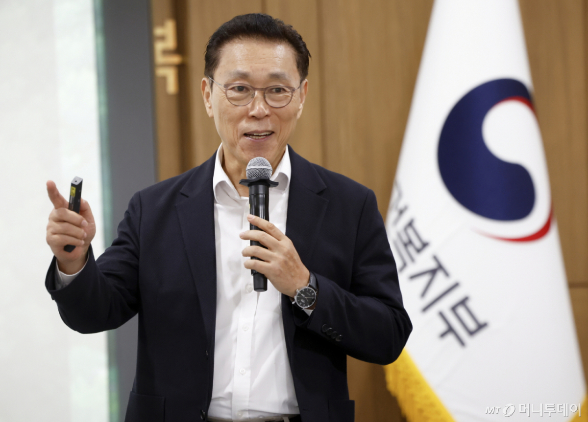 (서울=뉴스1) = 김태유 서울대학교 명예교수(기술경영경제정책대학원, 산업공학과)가 15일 세종시 정부세종청사 보건복지부 5층 대회의실에서 “청년이 없는 나라 : 저출산의 근본 문제와 해법”을 주제로 전 직원 대상 강연을 하고 있다. (보건복지부 제공) 2025.9.15/뉴스1 Copyright © 뉴스1. All rights reserved. 무단 전재 및 재배포, AI학습 이용 금지. /사진=(서울=뉴스1)