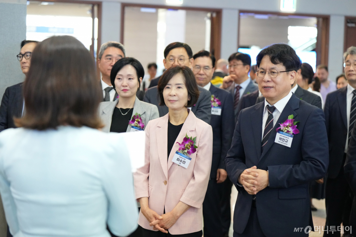(서울=뉴스1) = 박인규 과학기술정보통신부 과학기술혁신본부장이 8일 오전 경기도 고양시 일산서구 킨텍스에서 개막한 '나노코리아 2026' 전시장을 관람하고 있다. (나노기술연구협의회 제공. 재판매 및 DB금지) 2026.7.8/뉴스1 Copyright © 뉴스1. All rights reserved. 무단 전재 및 재배포, AI학습 이용 금지. /사진=(서울=뉴스1)