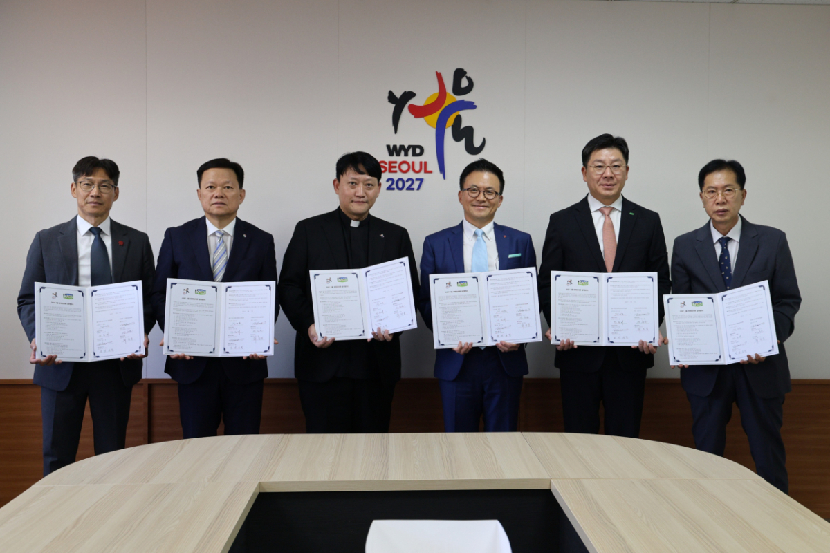 한국편의점산업협회는 2027 서울 세계청년대회조직위원회와 성공적인 대회 개최를 위한 업무협약을 체결했다. 왼쪽부터 최진일 이마트24 대표, 정춘호 GS25 편의점비즈니스유닛장, 김남균 사무국장 신부, 김대일 편의점산업협회장, 민승배 BGF리테일 대표, 씨스페이스24 김동원 전무./사진제공=한국편의점산업협회