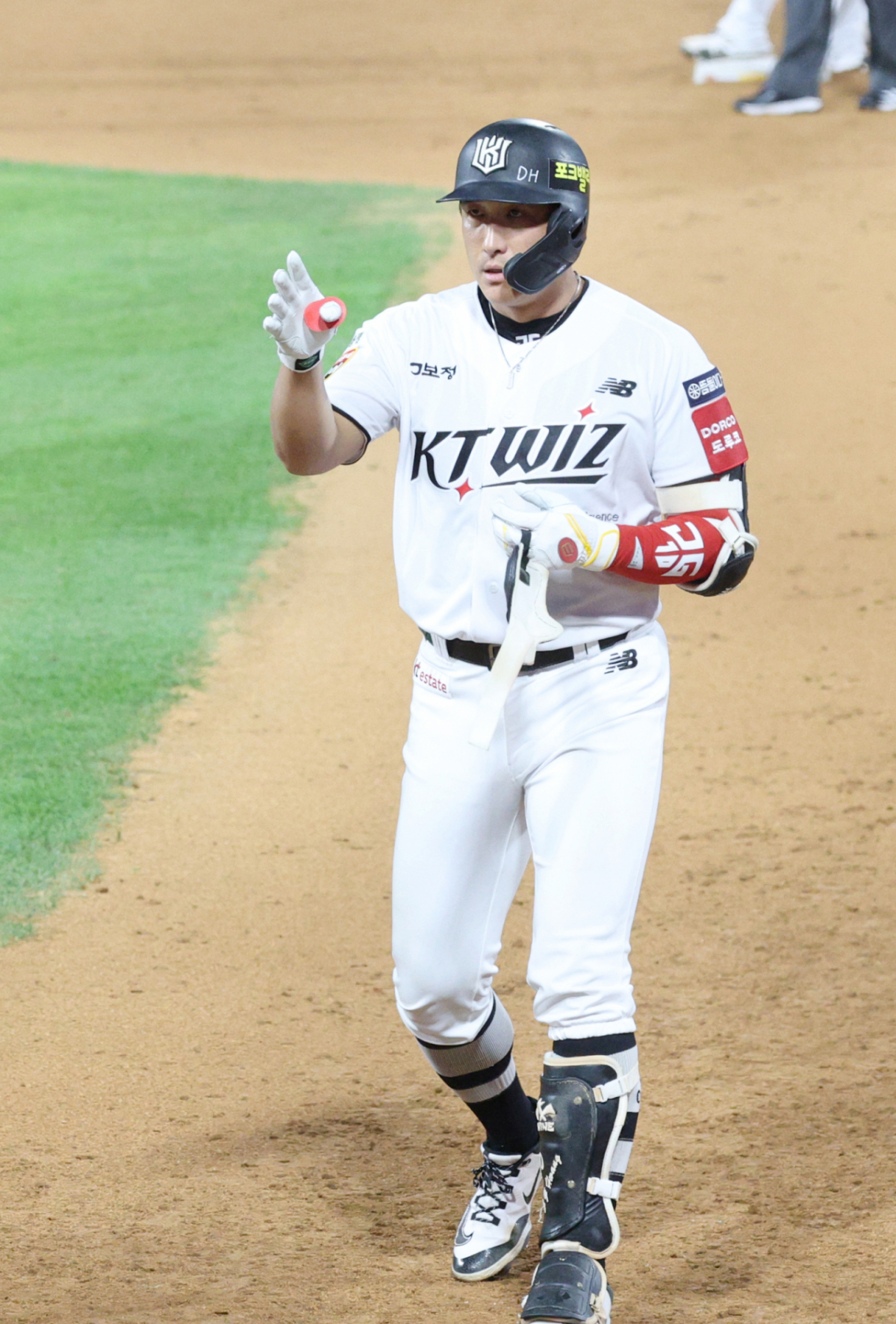 2025 신한 SOL Bank KBO리그 KT 위즈 대 키움 히어로즈 경기가 23일 수원 KT위즈파크에서 열렸다. KT 안현민이 7회말 2사 1,3루에서 1타점 적시타를 날리고 출루한 후 세리머니를 하고 있다. /사진=김진경 kim.jinkyung@