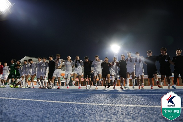부천FC 선수들이 강원FC전에서 승리한 뒤 세리머니를 펼치고 있다. /사진=한국프로축구연맹 제공
