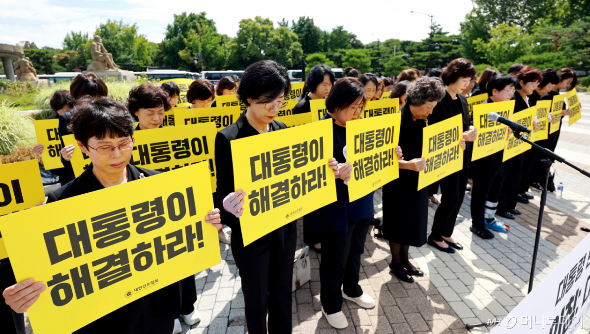 대한간호협회 회원들이 지난달 7일 서울 종로구 청와대 분수대 앞에서 열린 대통령 면담 요구 기자회견에서 직장 내 괴롭힘으로 숨진 20대 간호사를 추모하기 위해 묵념을 하고 있다./사진=뉴스1