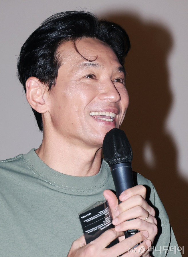 배우 황정민의 사생활을 둘러싼 폭로가 이어지는 가운데, 자신을 황정민의 오랜 팬이라고 밝힌 한 누리꾼이 해당 폭로 내용을 반박하는 글을 올려 주목받고 있다. 사진은 지난달 29일 오후 서울 CGV용산아이파크몰에서 진행된 영화 '호프' 무대인사에서 황정민이 팬들과 인사를 나누고 있는 모습. /사진=이동훈 photoguy@