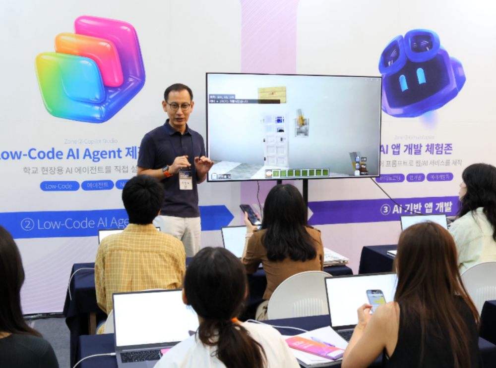 조현식 부산 주감초등학교 수석교사가 지난 6일 부산 벡스코(BEXCO) 제1전시장에서 인기 게임 '마인크래프트'의 교육용 프로그램을 시연하고 있다./사진제공=교육부