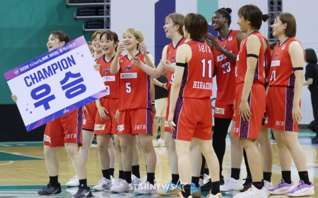 2026 ticketLINK WKBL 퓨처스리그 결승전 용인 삼성생명 대 일본 W리그 프레스티지 인터내셔널 아린마레의 경기가 6일 부천 실내체육관에서 열렸다. 아린마레 선수들이 삼성생명에 79-54로 승리하며 우승을 차지한 후 치히로(왼쪽)를 중심으로 세리머니를 하고 있다. /사진=김진경 대기자.