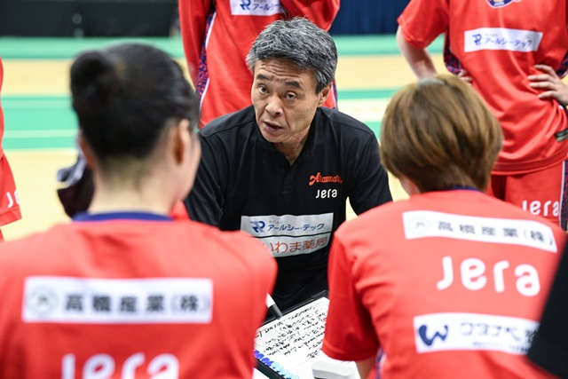 고지마 히오후미 아란마레 감독(가운데). /사진=WKBL 제공