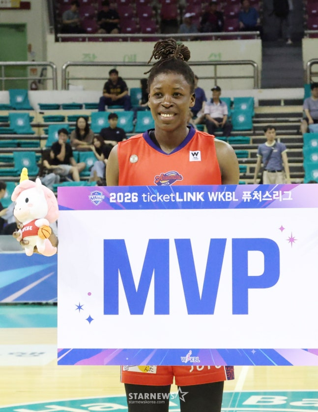 2026 ticketLINK WKBL 퓨처스리그 결승전 용인 삼성생명 대 일본 W리그 프레스티지 인터내셔널 아린마레의 경기가 6일 부천 실내체육관에서 열렸다. 아린마레가 삼성생명에 79-54로 승리하며 우승을 차지했다. MVP를 수상한 디야산이 포토타임을 갖고 있다. /사진=김진경 대기자.