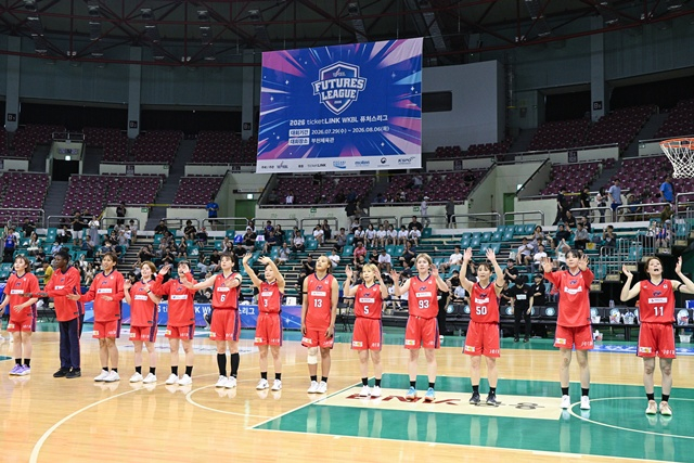 첫 우승에 기뻐하는 아란마레 선수단. /사진=WKBL 제공