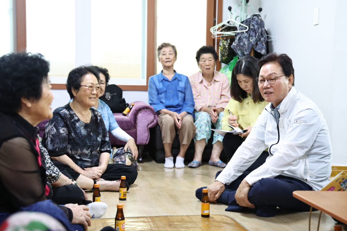 박완수 경남도지사(오른쪽)가 창원 교방동 경로당을 찾아 폭염 대응 등을 살피고 있다./사진제공=경남도
