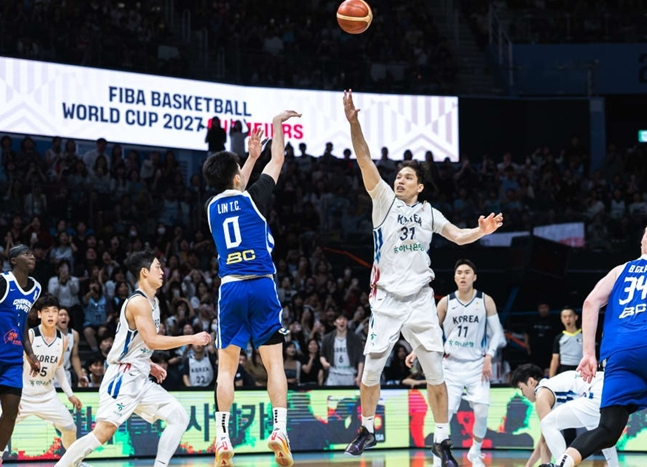 75-75 극적인 3점슛을 성공시키는 링틴첸의 모습. /사진=FIBA 공식 홈페이지