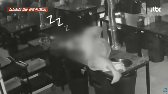 5일 방송된 JTBC '사건반장'에 영업을 마친 식당에 몰래 들어가 밤새 잠을 자고 구토까지 한 뒤 떠난 남성이 있었다는 사연이 제보됐다. /사진=JTBC '사건반장' 화면 갈무리