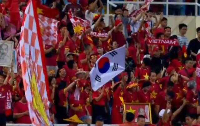 7일(한국시간) 베트남 미딘 국립경기장에서 열린 2026 아세안(ASEAN) 챔피언십 현대컵 조별리그 A조 최종전 베트남과 캄보디아전 경기 도중 관중석에서 포착된 태극기. /사진=중계화면 캡처