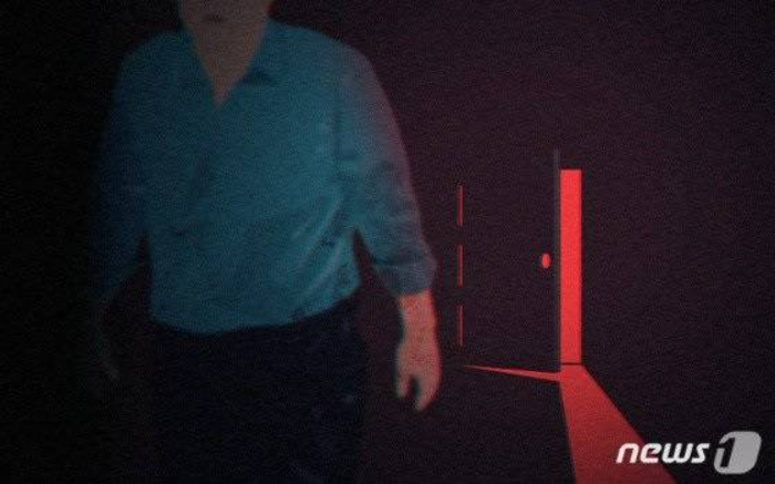 A씨는 지난 3월 한 보복 대행업체 '특공대 구인광고'를 보고, 업체 측에 연락해 범행에 가담한 혐의를 받는다. A씨는 같은 달 24일 밤 강원도 원주 한 다세대주택에 무단 침입해 B씨의 집에 밀가루·간장·물엿·인분 등을 뿌리고, 벽에 빨간색 래커를 분사하는 등 200만원의 피해(청소비 등)를 입힌 것으로 드러났다. 그는 또 당시 'B씨가 이별을 당한 뒤 여자에 대한 공포증과 증오가 심하다'는 식의 허위 사실을 담은 글과 B씨의 개명 전 이름, 주민등록번호, 계좌번호 등이 적힌 전단 수십 장을 뿌리기도 했다. /사진=뉴스1