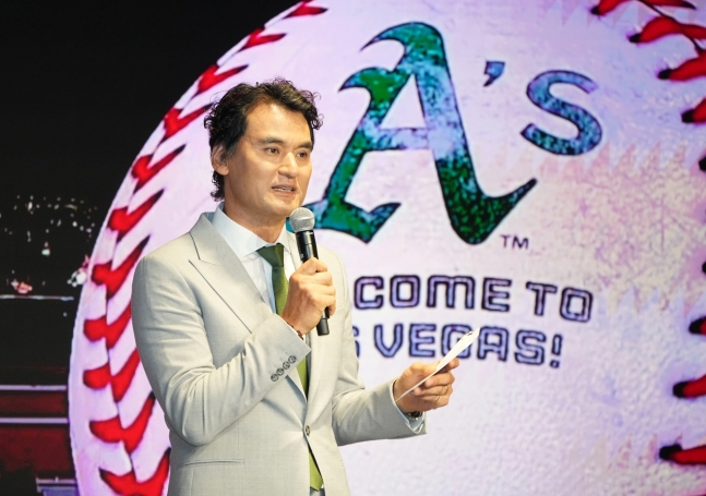 박찬호가 지난 7월 27일 MLB 애슬레틱스와 전략적 파트너십 체결식에서 마이크를 잡고 설명에 나서고 있는 모습. /사진=TEAM61