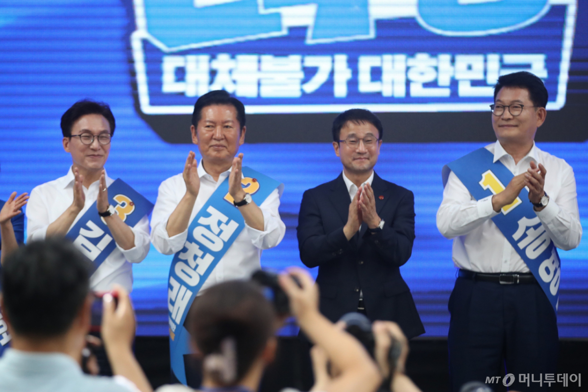 (제주=뉴스1) 강승남 기자 = 8일 제주시 헤리티크 제주에서 열린 더불어민주당 제3차 정기전국당원대회 당대표·최고위원 후보자 제주 합동연설회에서 당대표 후보들이 기념촬영을 하고 있다. 왼쪽부터 김민석 후보, 정청래 후보, 한병도 당대표 권한대행, 송영길 후보. 2026.8.8/뉴스1  Copyright © 뉴스1. All rights reserved. 무단 전재 및 재배포,  AI학습 이용 금지. /사진=(제주=뉴스1) 강승남 기자