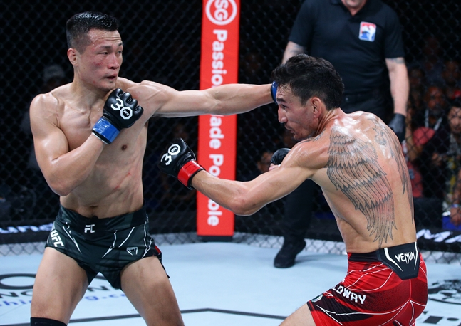맥스 할로웨이와 맞붙는 정찬성의 모습. 해당 경기를 끝으로 정찬성은 은퇴했다. /사진=UFC