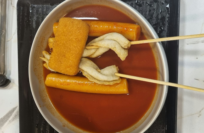 경기도 한 워터파크에서 판매하는 떡볶이가 가격 대비 양이 지나치게 적다는 지적이 나왔다. /사진=스레드