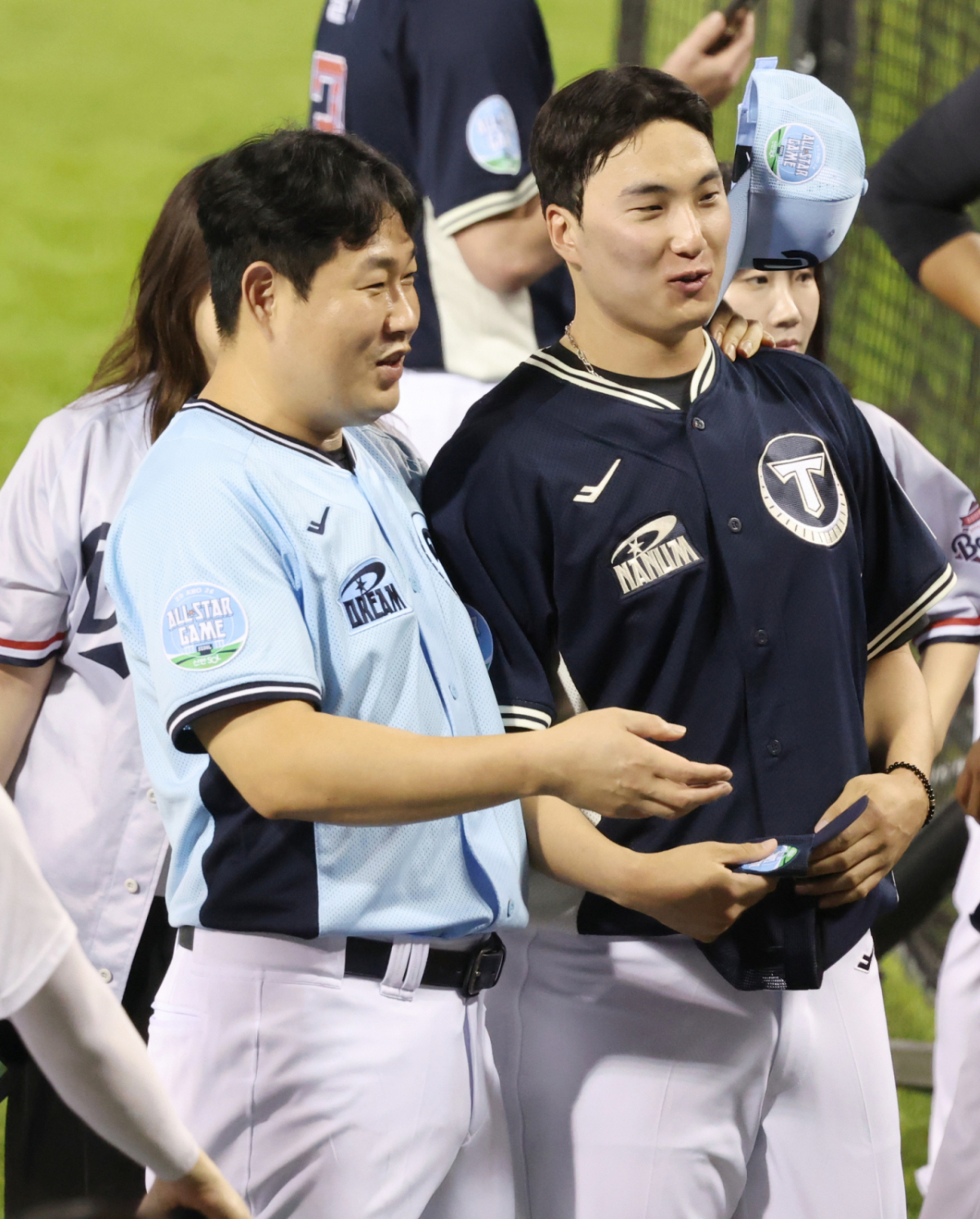 2026 KBO 올스타전 홈런 더비가 7월 10일 서울 잠실야구장에서 열렸다. 두산 양의지가 KIA 정해영(오른쪽)과 반갑게 대화를 나누고 있다. /사진=김진경 kim.jinkyung@