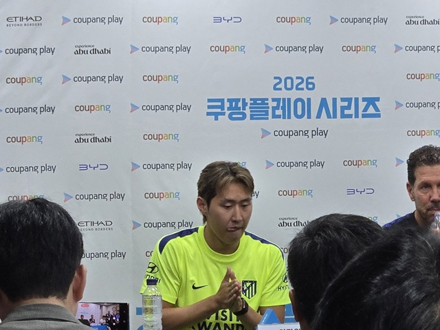 인터뷰하는 이강인. /사진=이원희 기자.