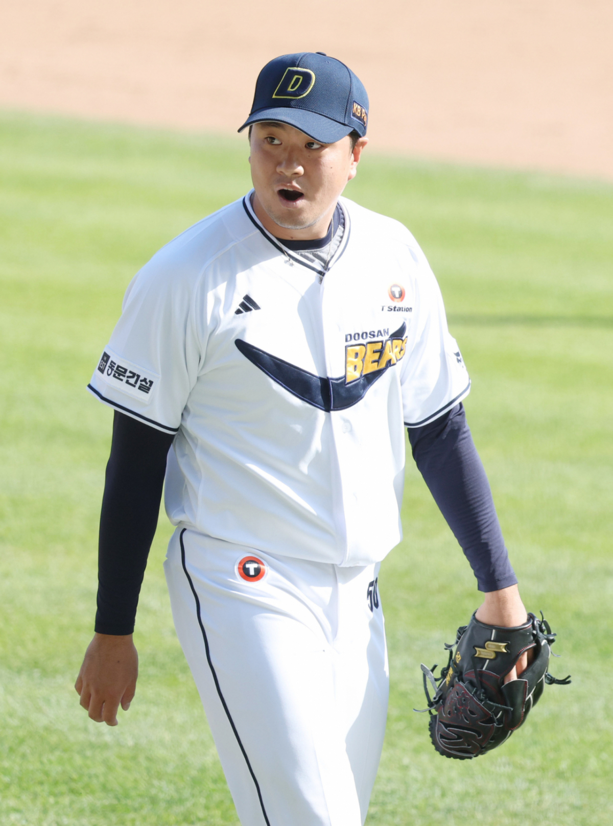 2026 신한 SOL KBO리그 두산 베어스 대 SSG 랜더스 경기가 10일 서울 잠실야구장에서 열렸다.  두산 이영하가 8회 투구를 마친 후 더그아웃으로 향하고 있다. /사진=김진경 kim.jinkyung@