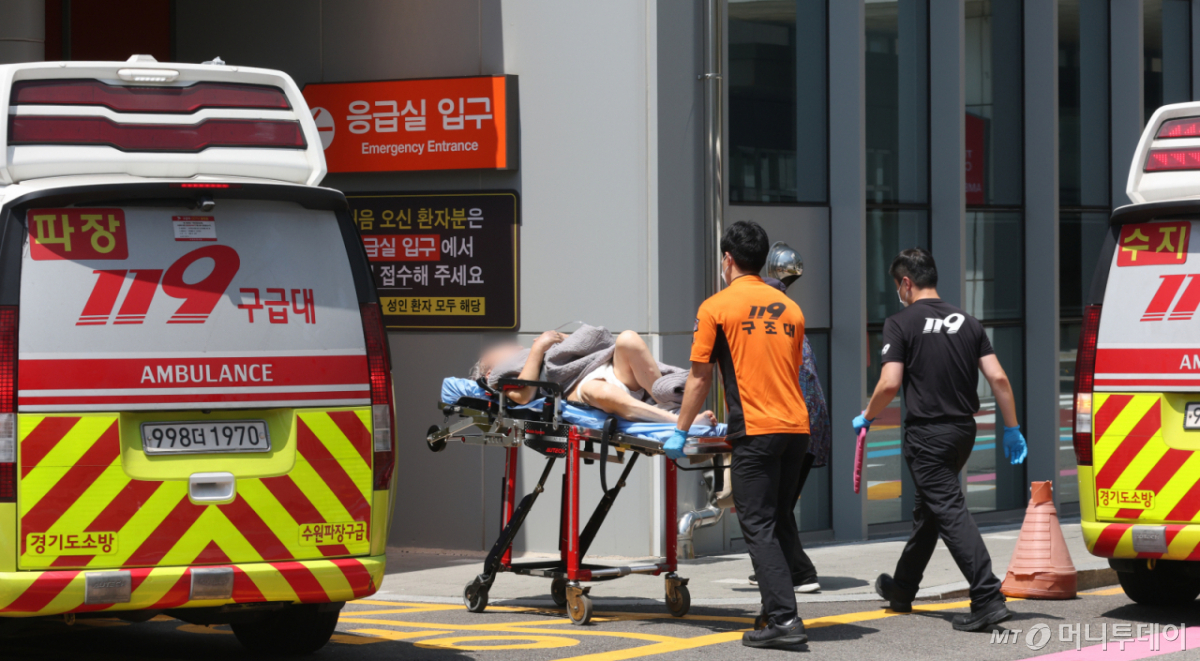 (수원=뉴스1) 김영운 기자 = 전국에 기록적인 폭염으로 인해 온열질환환자가 증가하고 있는 5일 경기 수원시의 한 대형병원 응급실로 환자들이 들어가고 있다. 이날 질병관리청의 온열질환 응급실감시체계에 따르면 지난 3일 경기도내에서 발생한 온열질환자는 모두 39명으로 집계됐다. 온열질환자 집계를 시작한 지난 5월 15일 이후 가장 많은 인원으로 도내 누적 온열질환자도 457명으로 늘었다. 2026.8.5/뉴스1 Copyright © 뉴스1. All rights reserved. 무단 전재 및 재배포, AI학습 이용 금지. /사진=(수원=뉴스1) 김영운 기자