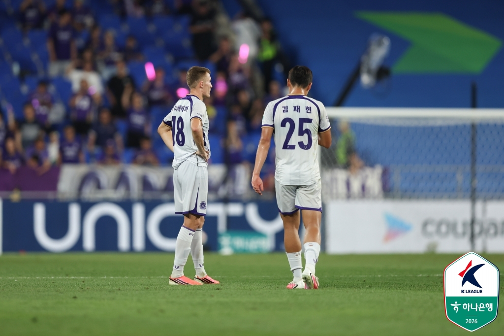 울산HD전 패배 후 크네제비치(왼쪽)와 김재현. /사진=한국프로축구연맹 제공