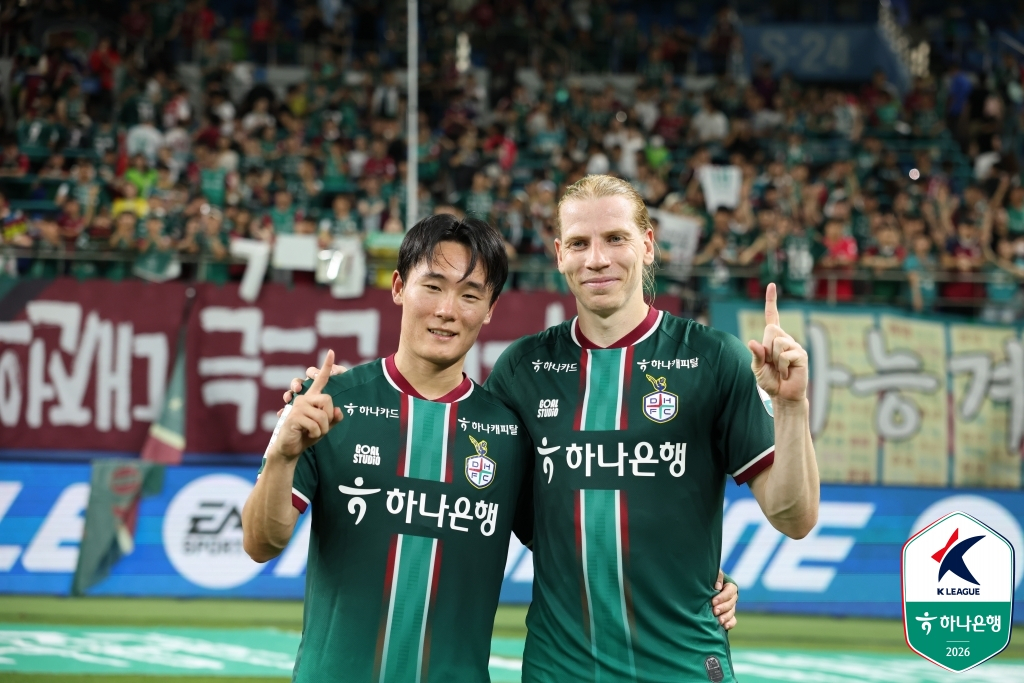 광주FC전에서 득점을 터트린 엄원상(왼쪽)과 루빅손. /사진=한국프로축구연맹 제공