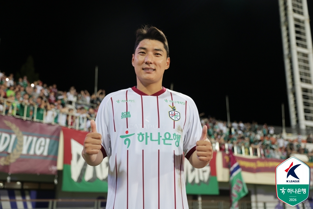 FC안양전 승리 후 주민규가 기념사진을 찍고 있다. /사진=한국프로축구연맹 제공