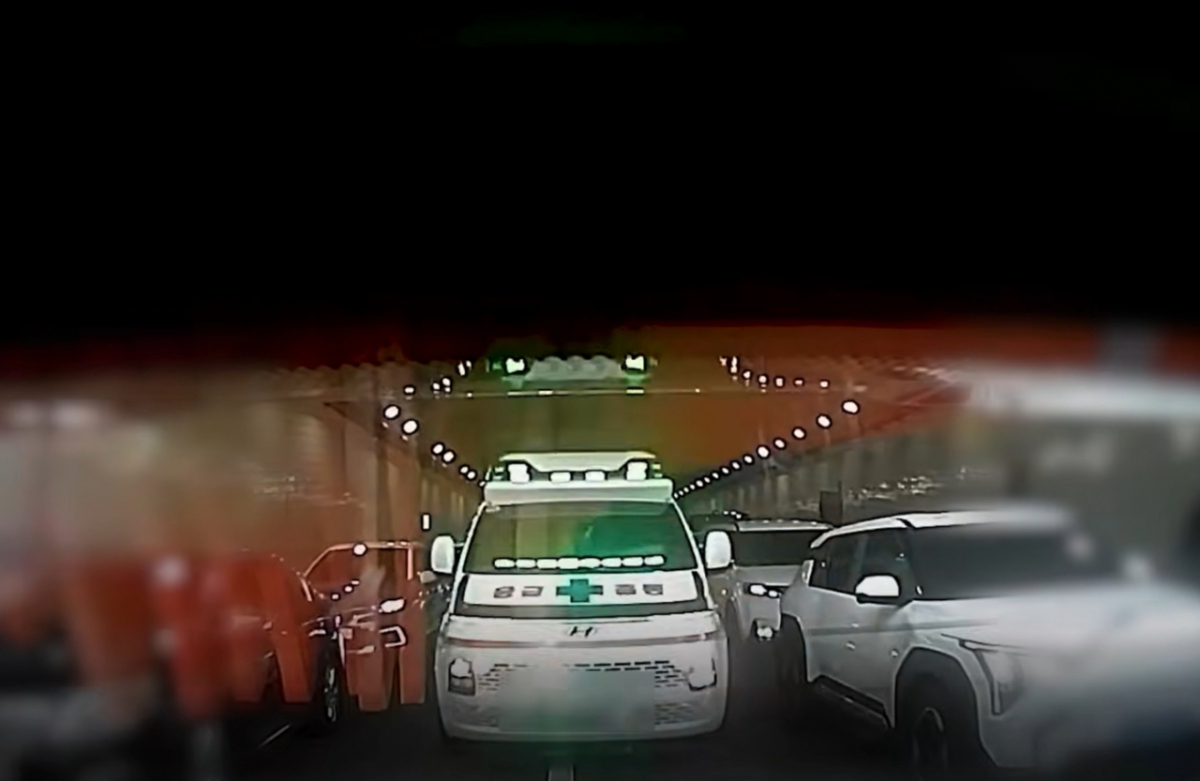 경찰 에스코트를 따라 퇴근 시간대 정체 구간을 빠져나오는 구급차 모습/사진제공=경기남부경찰청