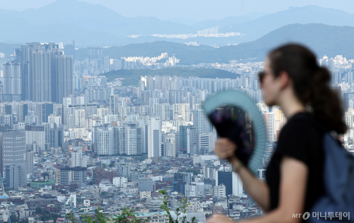 (서울=뉴스1) 최지환 기자 = 7일 오후 서울 중구 남산에서 바라본 아파트 단지의 모습. 이재명 대통령은 이날 부동산 정책 점검을 위한 2차 회의를 열어 수도권 주택 공급 대책을 논의한다. 2026.8.7/뉴스1 Copyright © 뉴스1. All rights reserved. 무단 전재 및 재배포, AI학습 이용 금지. /사진=(서울=뉴스1) 최지환 기자