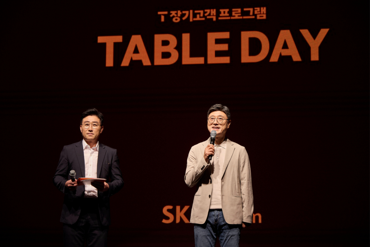 정재헌 SKT CEO(오른쪽)가 '테이블 데이' 오프닝 무대에서 장기고객들에게 환영 인사를 전하고 있다./사진=SKT