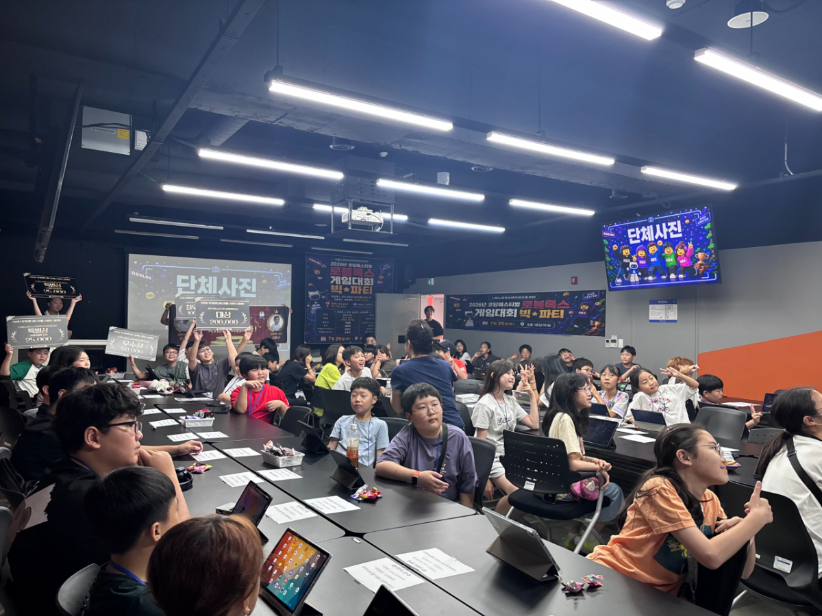 서울시는 여름방학을 맞아 시립청소년시설에서 AI(인공지능) 게임 제작·VR(가상현실) 전시·성우 더빙 등 미래 진로 체험 프로그램을 운영했다고 9일 밝혔다./사진제공=서울시