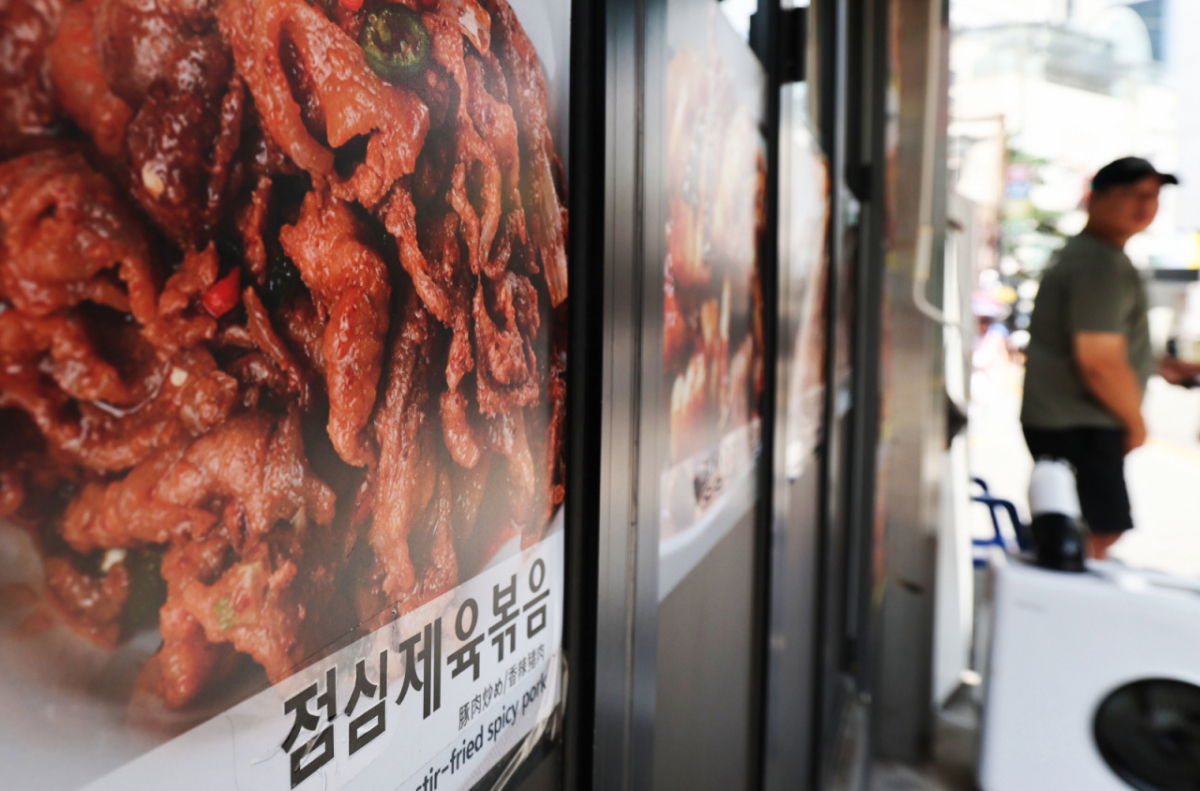 서울 중구 명동의 한 음식점에 메뉴 안내문이 게시돼 있다. 국제유가와 환율 상승 등의 영향으로 식품·외식업계의 가격 인상이 이어지면서 먹거리 물가 상승 압력이 커지고 있다./사진제공=뉴스1