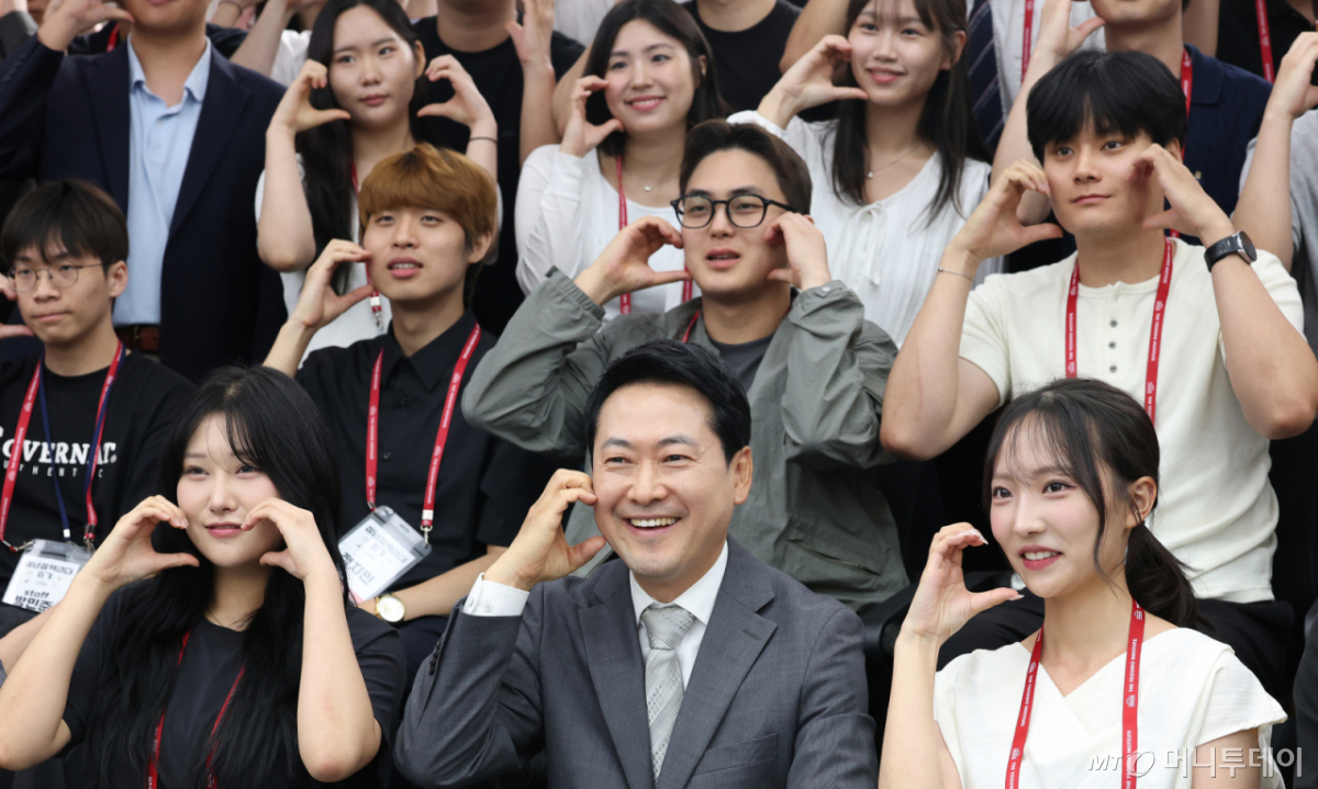 (서울=뉴스1) 오대일 기자 = 장동혁 국민의힘 대표가 13일 오후 서울 영등포구 중앙당사에서 열린 여의도연구원 청년정책리더 6기 수료식 및 정책제안서 전달식에서 청년 당원들과 기념촬영을 하고 있다. 2026.7.13/뉴스1  Copyright © 뉴스1. All rights reserved. 무단 전재 및 재배포,  AI학습 이용 금지. /사진=(서울=뉴스1) 오대일 기자