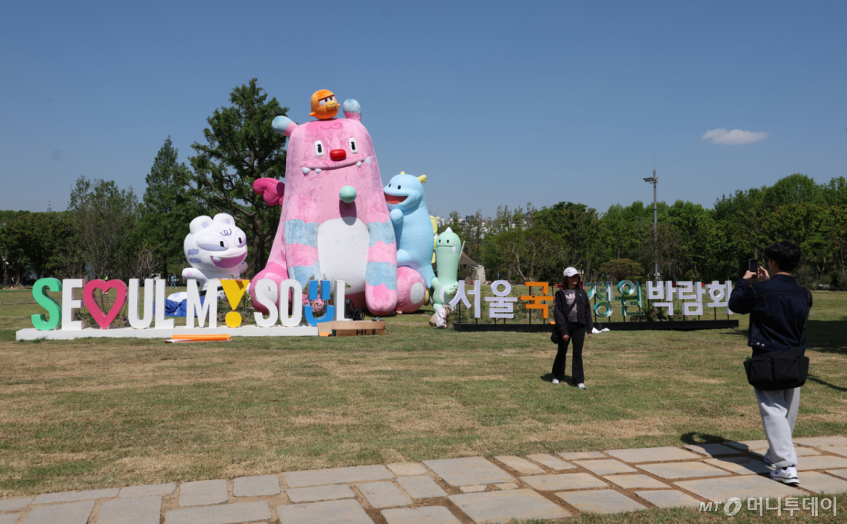 2026 서울국제정원박람회 개막을 하루 앞둔 30일 오전 서울 성동구 서울숲공원에서 내방객들이 사진을 찍고 있다. 서울시는 내달 1일부터 10월 27일까지 서울숲 및 성수동 일대에서 '2026 서울국제정원박람회'를 개최한다. 2026.04.30./사진제공=뉴시스 /사진=조수정