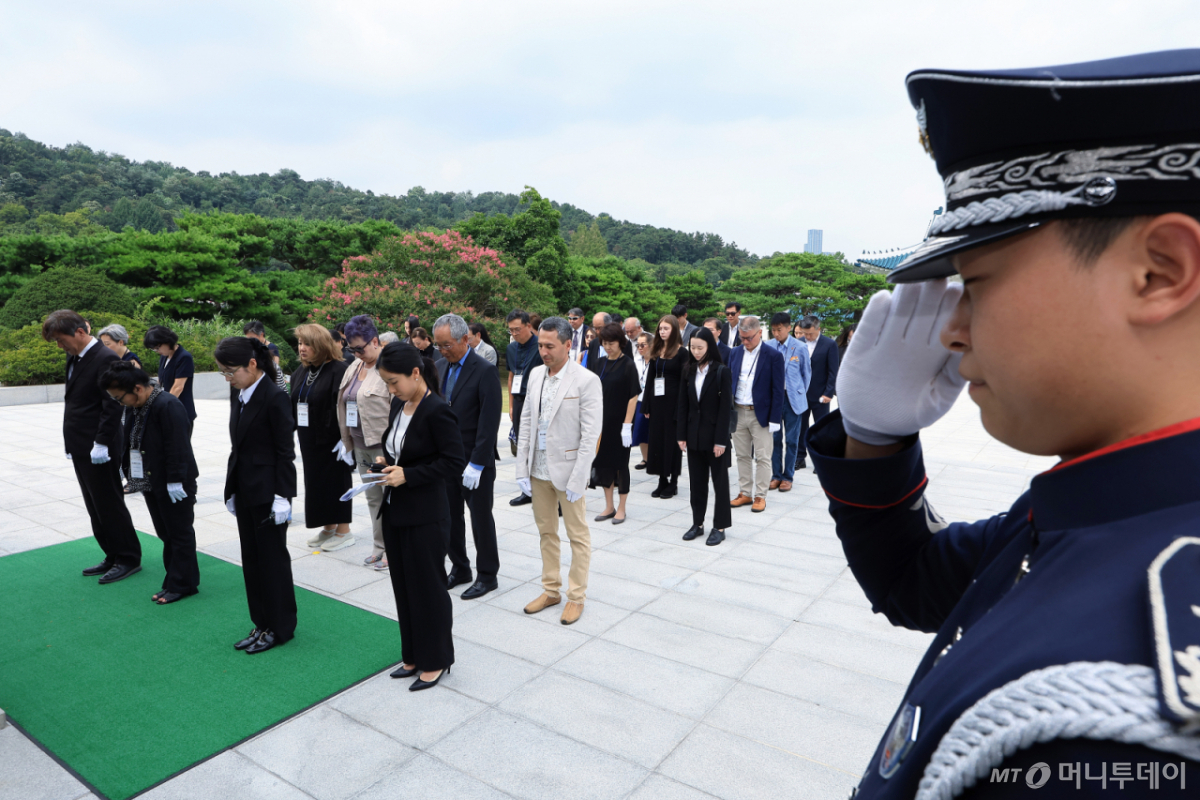 (서울=뉴스1) 박정호 기자 = 광복 80주년을 맞아 방한한 미국을 비롯한 6개국에 거주 중인 독립유공자 후손들이 11일 오후 서울 동작구 국립서울현충원 현충탑을 찾아 참배하고 있다. 2025.8.11/뉴스1 Copyright © 뉴스1. All rights reserved. 무단 전재 및 재배포, AI학습 이용 금지.