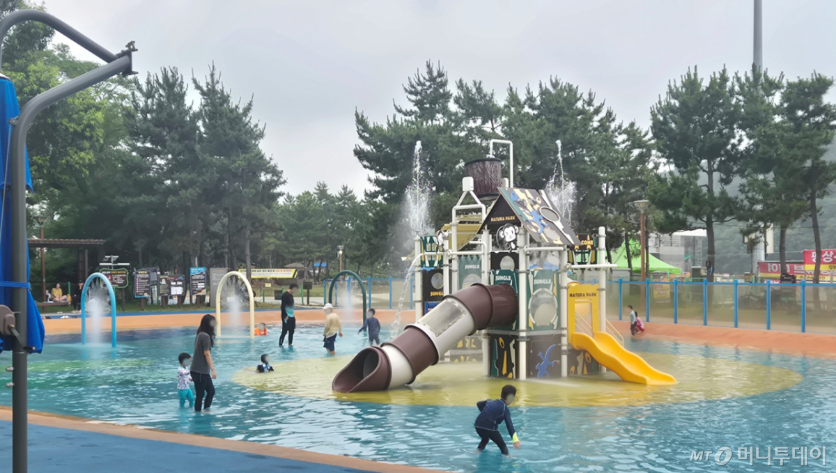 지난 4일 전북 부안군 변산해수욕장 인근에 마련된 어린이풀장(물놀이터)에서 가족들이 물놀이를 즐기고 있다. 사진은 기사 내용과 무관합니다. /사진=뉴스1