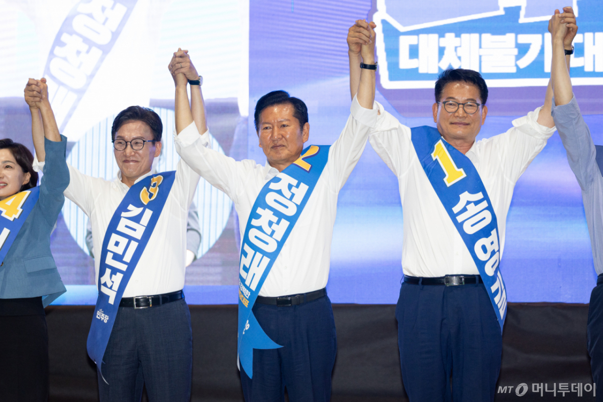 (횡성=뉴스1) 유승관 기자 = 더불어민주당 김민석(왼쪽부터), 정청래, 송영길 당대표 후보가 9일 강원 횡성군 횡성국민체육센터에서 열린 더불어민주당 당대표 및 최고위원 선출을 위한 강원 순회경선 합동연설회에 앞서 손을 맞잡고 있다. 2026.8.9/뉴스1 Copyright © 뉴스1. All rights reserved. 무단 전재 및 재배포, AI학습 이용 금지. /사진=(횡성=뉴스1) 유승관 기자