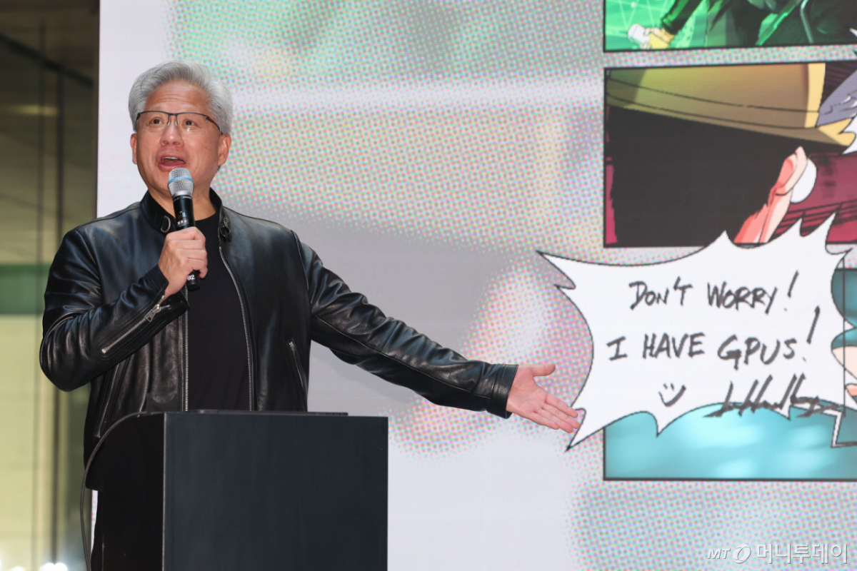 젠슨황 엔비디아 CEO가 지난 6월 8일 경기 성남 네이버1784 사옥을 방문해 웹툰에 자막을 넣은 뒤 설명하고 있다. 당시 한국 방문한 그는 한국 가수 화사의 팬이라고 밝혀 화제가 됐다. /사진=뉴시스