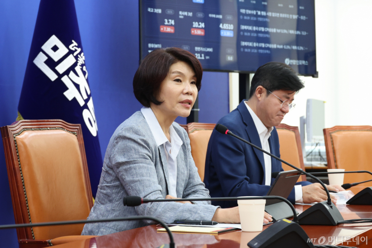 [서울=뉴시스] 최진석 기자 = 더불어민주당 정책위의장인 한정애(왼쪽) 의원이 9일 여의도 국회에서 현안 관련 간담회를 하고 있다. 2026.08.09. myjs@newsis.com /사진=최진석