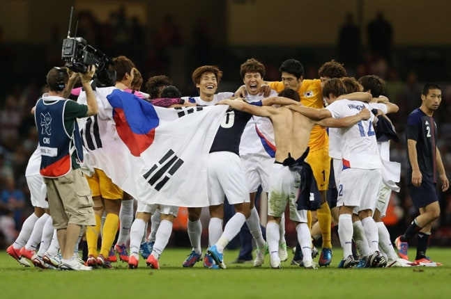지난 2012 런던 올림픽 동메달 이후 기뻐하고 있는 올림픽 축구대표팀 선수들. /사진=대한축구협회 제공