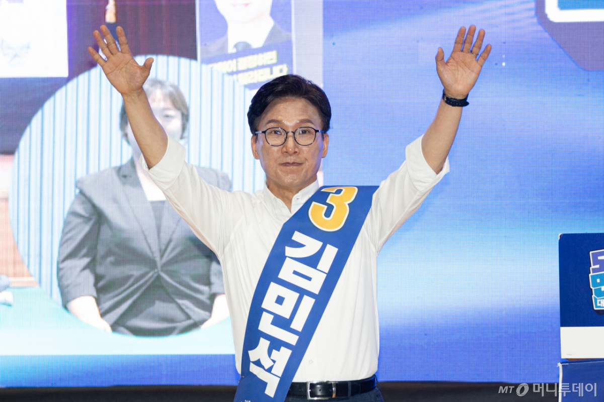 (횡성=뉴스1) 유승관 기자 = 김민석 더불어민주당 당대표 후보가 9일 강원 횡성군 횡성국민체육센터에서 열린 더불어민주당 당대표 및 최고위원 선출을 위한 강원 순회경선 합동연설회에서 인사하고 있다. 2026.8.9/뉴스1 Copyright © 뉴스1. All rights reserved. 무단 전재 및 재배포, AI학습 이용 금지. /사진=(횡성=뉴스1) 유승관 기자