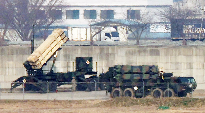 (평택=뉴스1) 김영운 기자 = 경북 성주에 있는 사드(THAAD·고고도 미사일 방어체계) 발사대 6기가 중동지역으로 반출된 것으로 알려진 가운데 3월11일 경기 평택시 주한미군 오산공군기지에 방공 무기체계인 패트리엇 미사일이 배치되어 있다.   최근 미국은 주한미군의 지대공 방공 무기 패트리엇(PAC-3)에 이어 고고도미사일방어체계 '사드'(THAAD) 장비 일부까지 중동으로 차출하는 움직임이 포착됐다. 2026.3.11/뉴스1  Copyright © 뉴스1. All rights reserved. 무단 전재 및 재배포,  AI학습 이용 금지. /사진=(평택=뉴스1) 김영운 기자