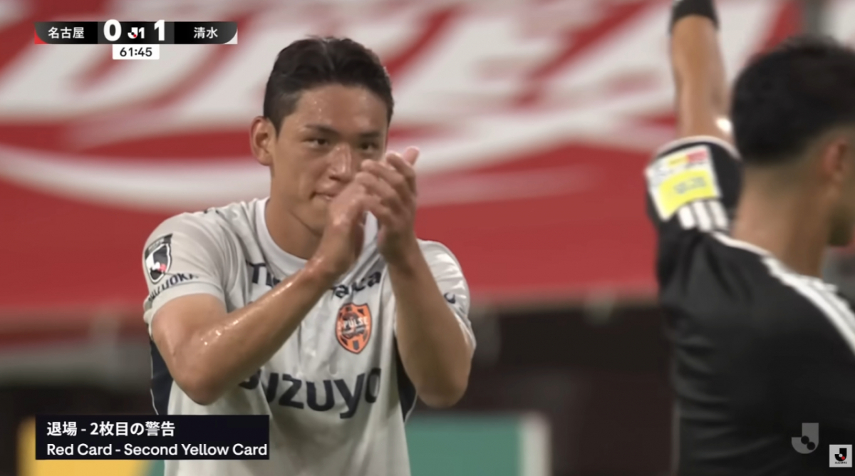 일본 프로축구 시미즈 S펄스 공격수 오세훈이 8일 일본 도요타 스타디움에서 열린 2026-2027 일본 J리그 1라운드 개막전 나고야 그램퍼스전에서 경고를 받은 뒤 주심을 향해 엄지손가락을 치켜세운 뒤 박수까지 치고 있다. /사진=J리그 공식 유튜브 캡처