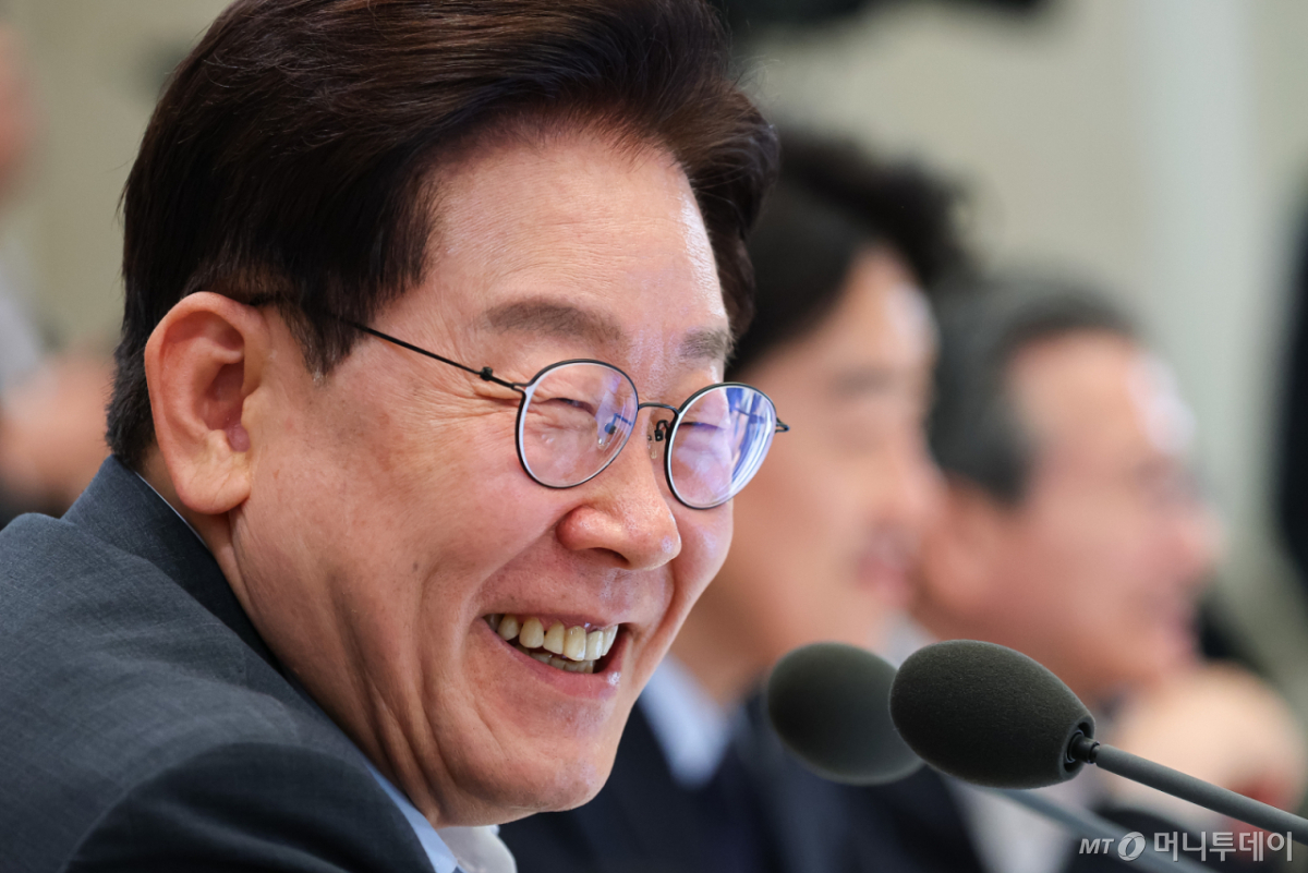 (서울=뉴스1) 이재명 기자 = 이재명 대통령이 4일 청와대 영빈관에서 열린 고용노동부, 중소벤처기업부, 공정거래위원회 2차 업무보고에서 미소를 짓고 있다. (청와대통신사진기자단) 2026.8.4/뉴스1 Copyright © 뉴스1. All rights reserved. 무단 전재 및 재배포, AI학습 이용 금지. /사진=(서울=뉴스1) 이재명 기자