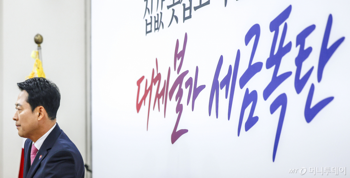 [서울=뉴시스] 정병혁 기자 = 장동혁 국민의힘 대표가 6일 서울 여의도 국회에서 열린 최고위원회의에 참석하고 있다. 2026.08.06. jhope@newsis.com /사진=정병혁