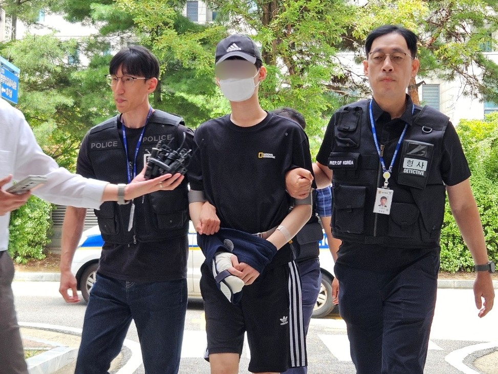 인천 한 아파트에서 40대 어머니를 살해한 혐의로 구속영장이 청구된 10대 남성이 9일 오후 인천 미추홀구 인천지법에서 열린 구속 전 피의자 심문(영장실질심사)에 출석하고 있다. /사진=뉴시스