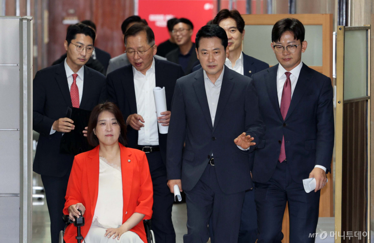 [서울=뉴시스] 고범준 기자 = 장동혁 국민의힘 대표가 7일 오전 서울 여의도 국회에서 열린 부동산정책 정상화 특별위원회 전체회의에 참석하고 있다. 2026.08.07. bjko@newsis.com /사진=고범준