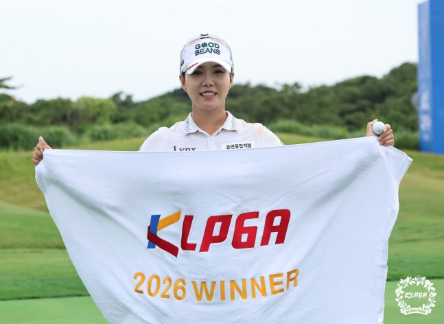 징은수가 9일 제주 서귀포의 테디밸리 골프앤리조트(파72)에서 열린 KLPGA 투어 제주삼다수 마스터스(총상금 10억원)에서 우승을 차지하고 기념 촬영을 하고 있다. /사진=KLPGT 제공